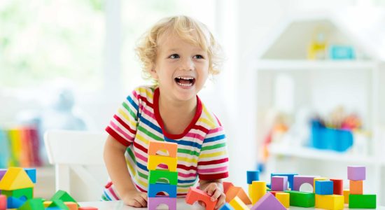 Enfants Jouant Avec Une Variété De Jeux De Société Entourés De Jouets Et De  Rires Jouets Pour Enfants