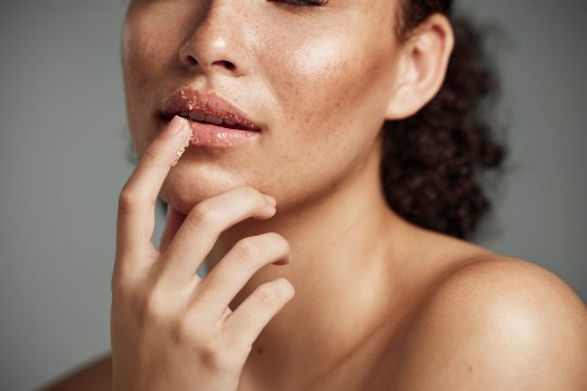 Gommage des imperfections des lèvres en maquillage permanent